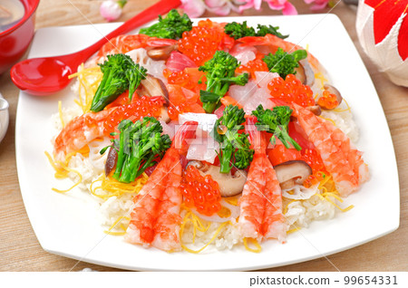 Hinamatsuri、散壽司和蛤蜊湯。慶典，散壽司，海鮮散壽司。 99654331