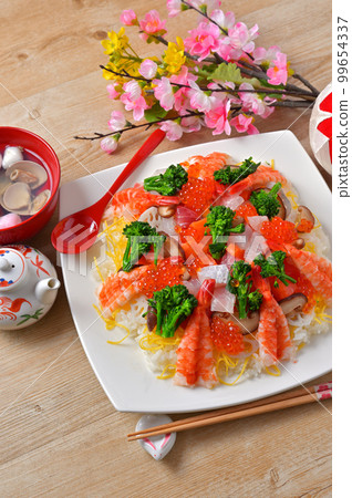 Hinamatsuri、散壽司和蛤蜊湯。慶典，散壽司，海鮮散壽司。 99654337