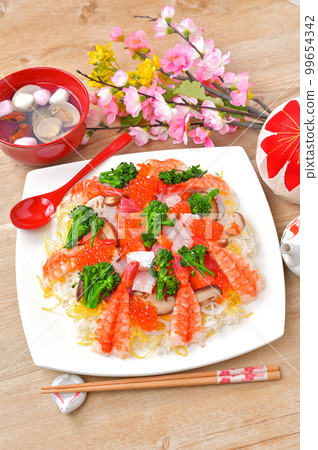 Hinamatsuri、散壽司和蛤蜊湯。慶典，散壽司，海鮮散壽司。 99654342