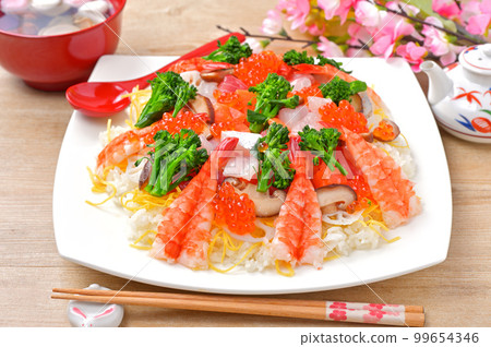 Hinamatsuri、散壽司和蛤蜊湯。慶典，散壽司，海鮮散壽司。 99654346