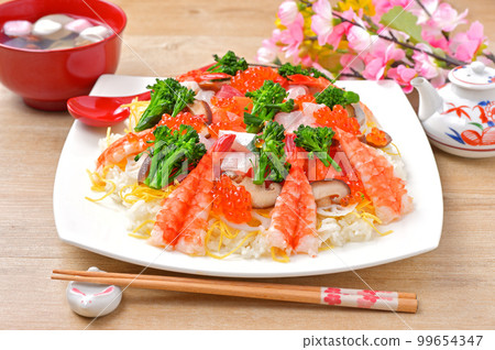 Hinamatsuri、散壽司和蛤蜊湯。慶典，散壽司，海鮮散壽司。 99654347