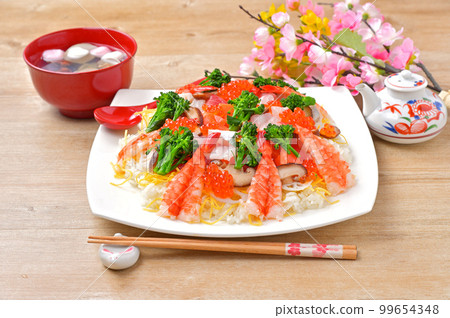 Hinamatsuri、散壽司和蛤蜊湯。慶典，散壽司，海鮮散壽司。 99654348