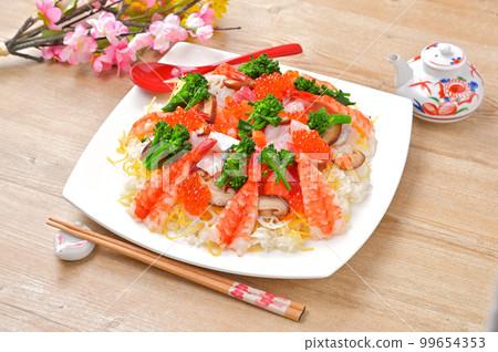 Hinamatsuri、散壽司和蛤蜊湯。慶典，散壽司，海鮮散壽司。 99654353