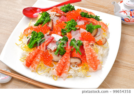 Hinamatsuri、散壽司和蛤蜊湯。慶典，散壽司，海鮮散壽司。 99654358