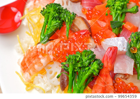 Hinamatsuri、散壽司和蛤蜊湯。慶典，散壽司，海鮮散壽司。 99654359