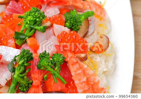 Hinamatsuri、散壽司和蛤蜊湯。慶典，散壽司，海鮮散壽司。 99654360