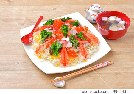 Hinamatsuri、散壽司和蛤蜊湯。慶典，散壽司，海鮮散壽司。 99654363