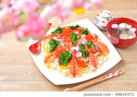 Hinamatsuri、散壽司和蛤蜊湯。慶典，散壽司，海鮮散壽司。 99654373