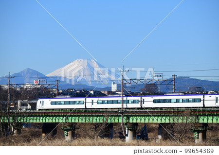 E353系列中央線特急列車以富士山為背景穿越鐵橋 99654389