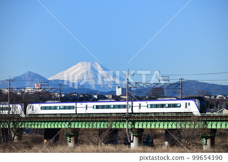 E353系列中央線特快列車穿越富士山和鐵橋 99654390