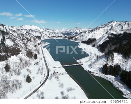 只見線沿線的奧會津冬季風景只見河只見水壩鳥瞰圖 只見線沿線的奧會津冬季風景只見河只見水壩鳥瞰圖 99654721
