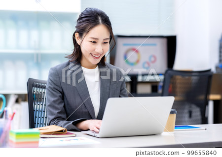 穿著西裝的女人的OL形象 99655840