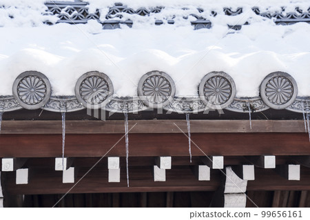 Design of tiled roofs Patterns on flat eaves tiles and round eaves tiles Chrysanthemum crest Emperor Hanazono Mausoleum 99656161