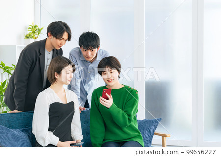 一群年輕男女聚在一起看他們的智能手機 Z 世代 99656227