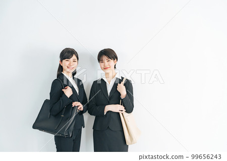 兩個穿著西裝的年輕女性站在時尚的辦公室裡，求職者，新生 99656243