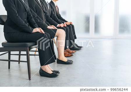 人們並排坐在椅子上 小組面試 等候室 99656244