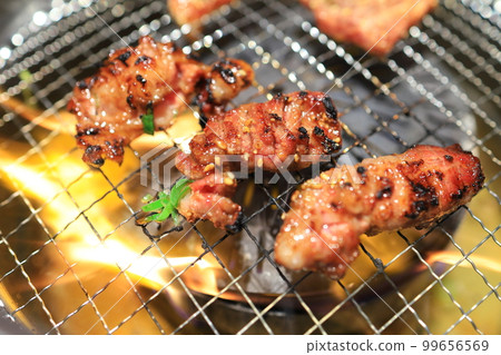 Japanese black beef grilled meat (medium-sized ribs) Japanese black beef grilled meat (medium-sized ribs) 99656569