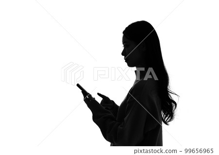 使用智能手機的女性剪影 99656965
