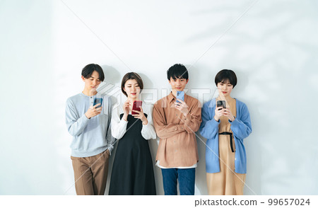 使用智能手機的年輕群體 Z 世代數字原生代 99657024