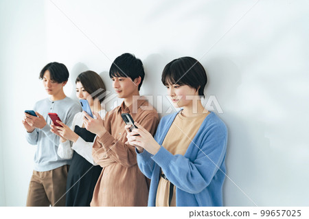 使用智能手機的年輕群體 Z 世代數字原生代 99657025