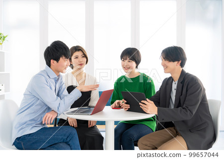 一群年輕男女在餐桌旁交談 Z 世代 99657044