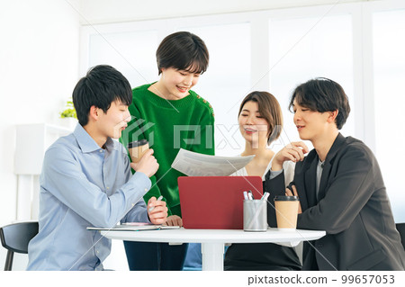 一群年輕男女在開會 Z 世代 99657053