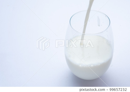 牛奶被倒入玻璃杯中 99657232