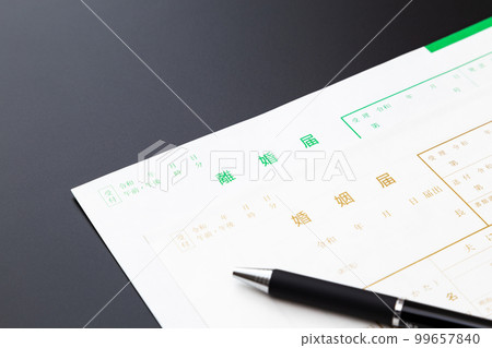 結婚登記離婚登記黑色背景 99657840