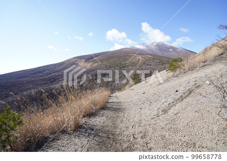 長野縣輕井澤町 攀登 Kosengen 從 Mt. Kosengen 中部附近觀看 Mt. Asama 2022 年 12 月 8 日 長野縣輕井澤町 攀登 Kosengen 從 Mt. Kosengen 中部附近觀看 Mt. Asama 2022 年 12 月 8 日 99658778