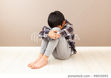 男孩在房間裡沮喪 99658891