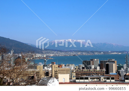 從名神高速公路大津服務區看到的大津市、琵琶湖和平良山脈 從名神高速公路大津服務區看到的大津市、琵琶湖和平良山脈 99660855