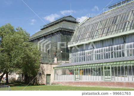 法國巴黎第五區巴黎植物園一座大溫室的外部 法國巴黎第五區巴黎植物園一座大溫室的外部 99661763