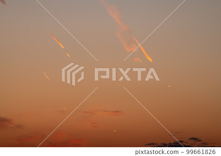 Japan's Yokohama Cityscape "Comet Hikoki" Contest! . A rare sight where many contrails appear in the sky dyed in the sunset 99661826