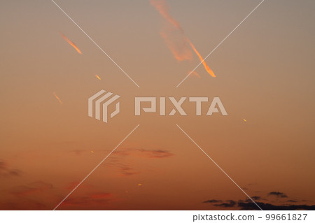 Japan's Yokohama Cityscape "Comet Hikoki" Contest! . A rare sight where many contrails appear in the sky dyed in the sunset 99661827