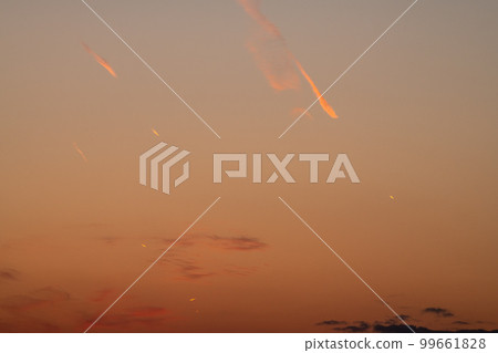 Japan's Yokohama Cityscape "Comet Hikoki" Contest! . A rare sight where many contrails appear in the sky dyed in the sunset 99661828