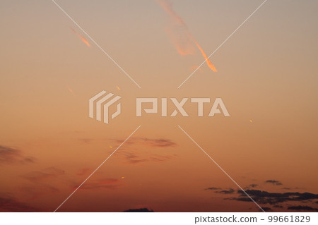 Japan's Yokohama Cityscape "Comet Hikoki" Contest! . A rare sight where many contrails appear in the sky dyed in the sunset Japan's Yokohama Cityscape "Comet Hikoki" Contest! . A rare sight where many contrails appear in the sky dyed in the sunset 99661829