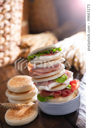 tigelle or crescentine homemade, con prosciutto, salame, stracciatella liquida.  99663273