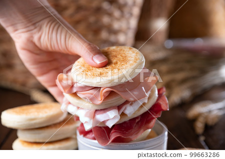 tigelle or crescentine homemade, con prosciutto, salame, stracciatella liquida.  99663286