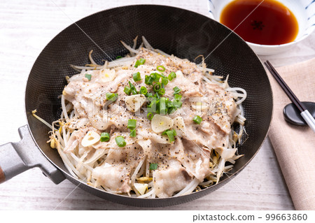 蒸五花肉和豆芽 蒸五花肉和豆芽 99663860