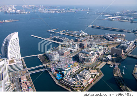 Yokohama cityscape in Japan View of Ferris wheel and Skyduck bus running on water 99664053