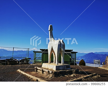 Objects on the summit of Mt. Jimba and the blue sky in winter 99666255