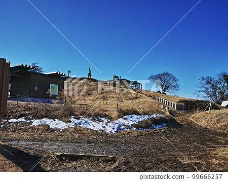 殘雪和藍天的陣巴山山頂 99666257