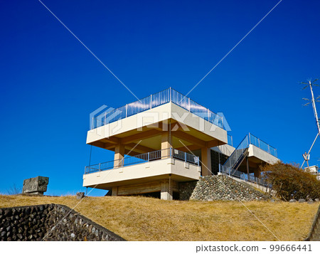 Minoyama 公園天文台和藍天 99666441