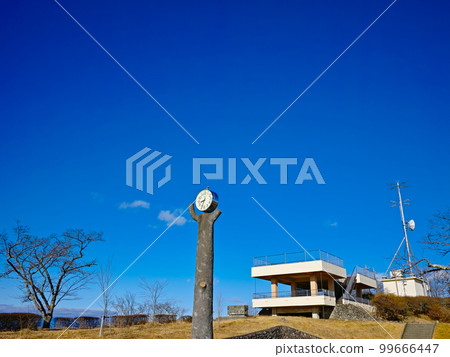 皆山公園山頂瞭望台和藍天 99666447