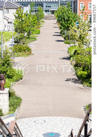 [Otagawa Station] The stairs of the pedestrian deck and the scenery of the square 99667557