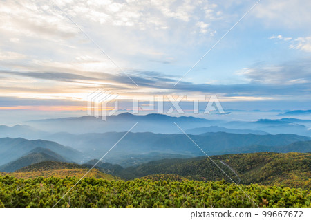 乘倉和榻榻米平的早晨 乘倉和榻榻米平的早晨 99667672