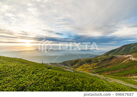 乘倉和榻榻米平的早晨 乘倉和榻榻米平的早晨 99667687