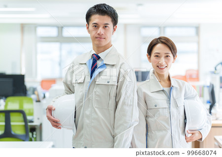 戴著頭盔的工程師肖像 戴著頭盔的工程師肖像 99668074