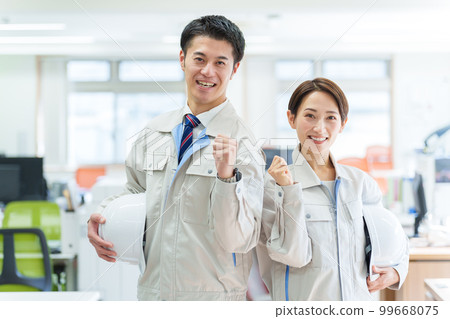 戴著頭盔的工程師肖像 99668075