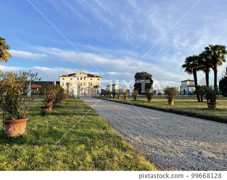 Villa Ghislanzoni is a venetian villa designed by the architect Andrea Palladio 99668128